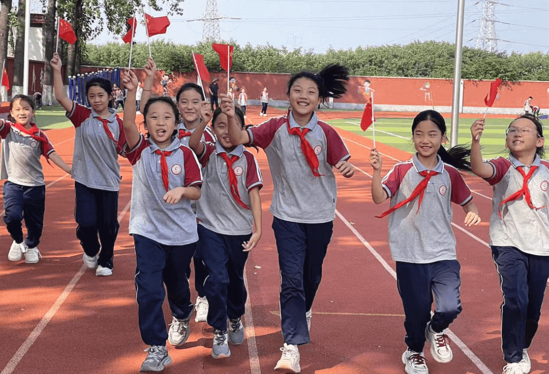 临沂高都小学开展国庆系列活动 厚植师生爱国情怀